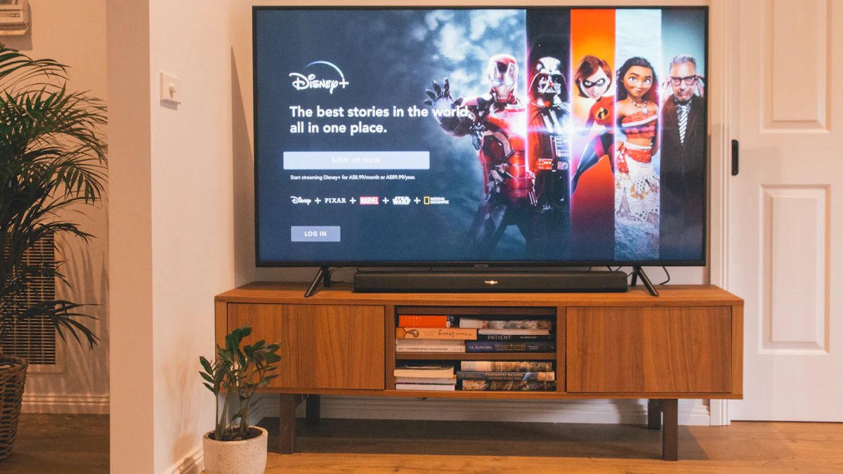Fernbedienung vor einem modernen Fernseher mit Streaming-Oberfläche